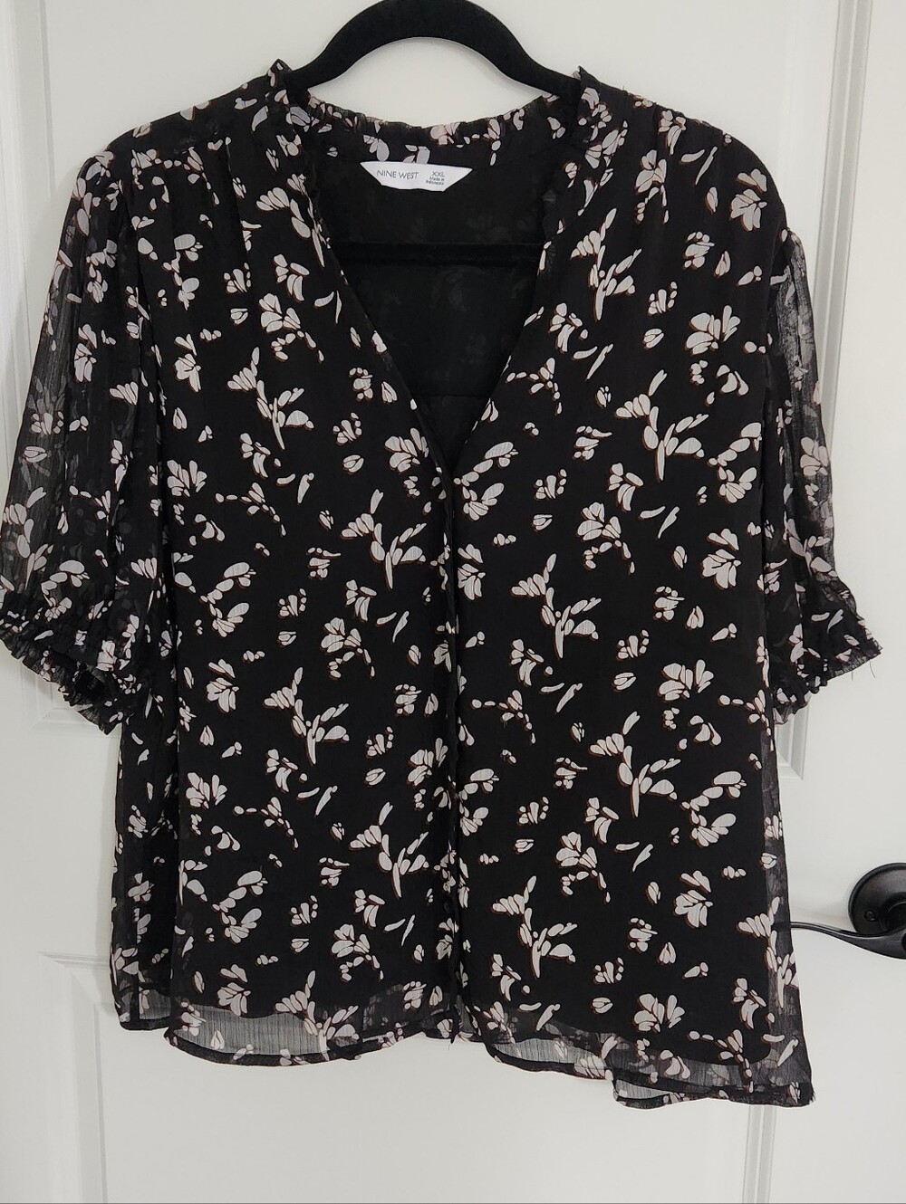 Nine West Black Floral V-Neck Short Sleeve Blouse